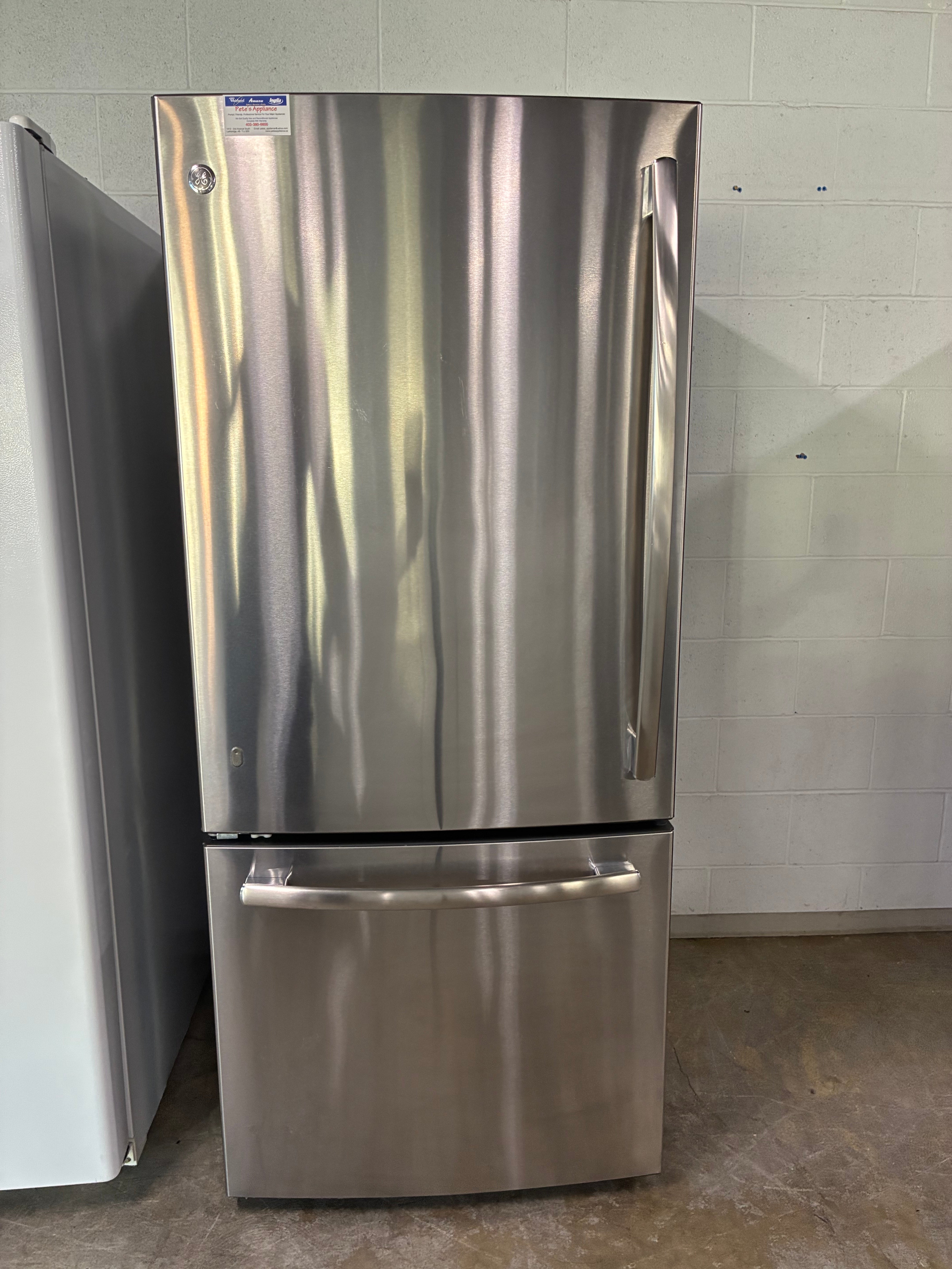 GE Refrigerator Stainless Steel Large Capacity Bottom Freezer 21 Cu.Ft.