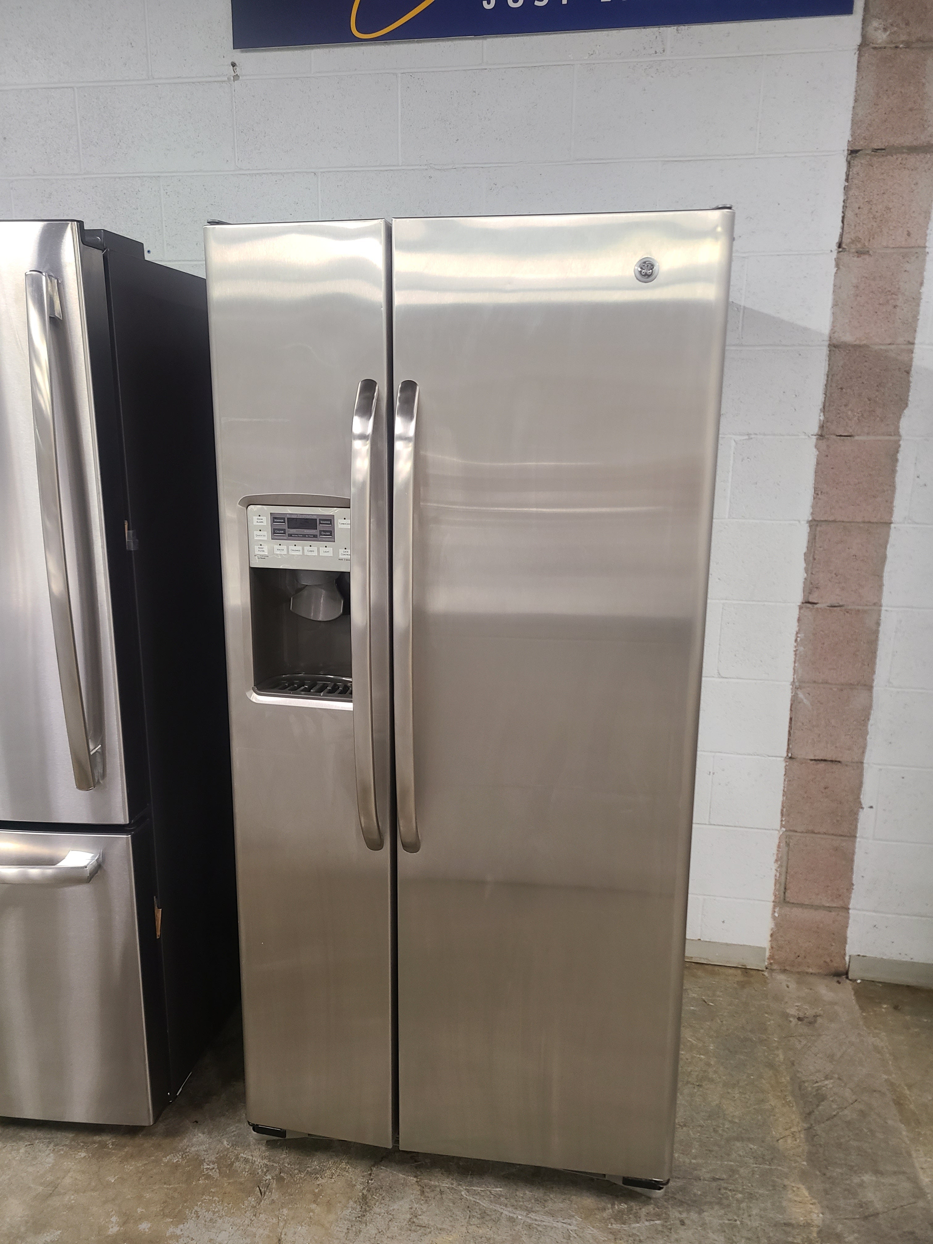 GE Refrigerator Side-by-Side with Water Dispenser